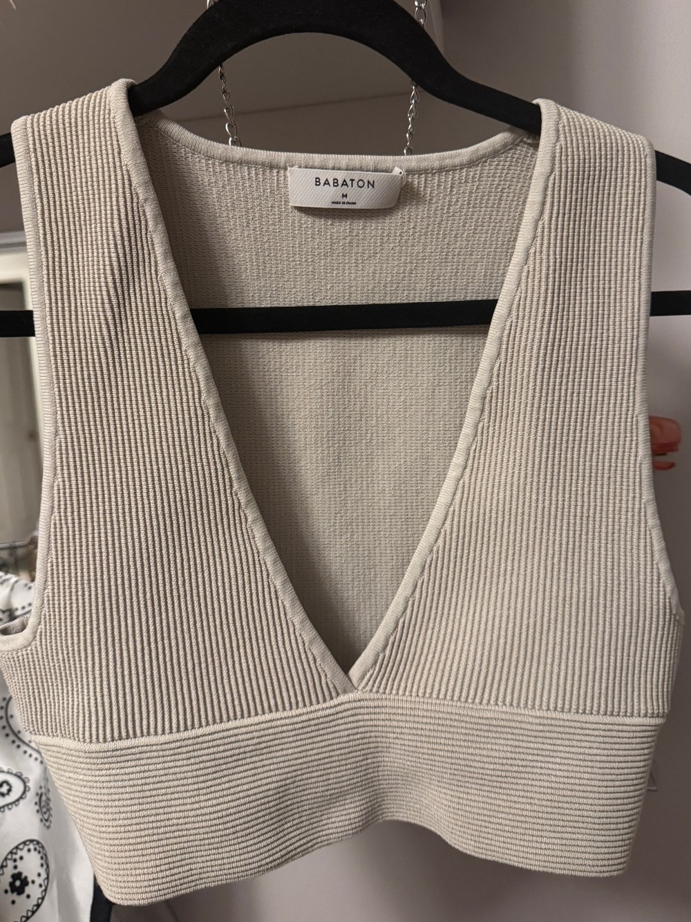 Aritzia Babaton Cream Ribbed V-Neck Cropped Tank